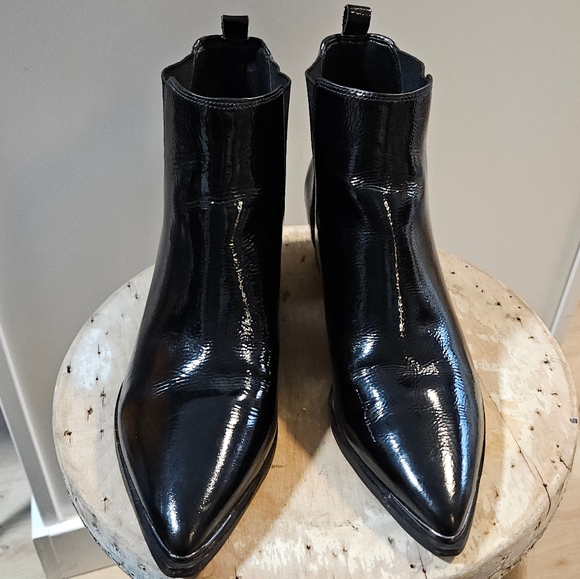 Marc Fisher Yale pointy toed patent leather Chelsea ankle boots 8 EUC - Picture 2 of 8